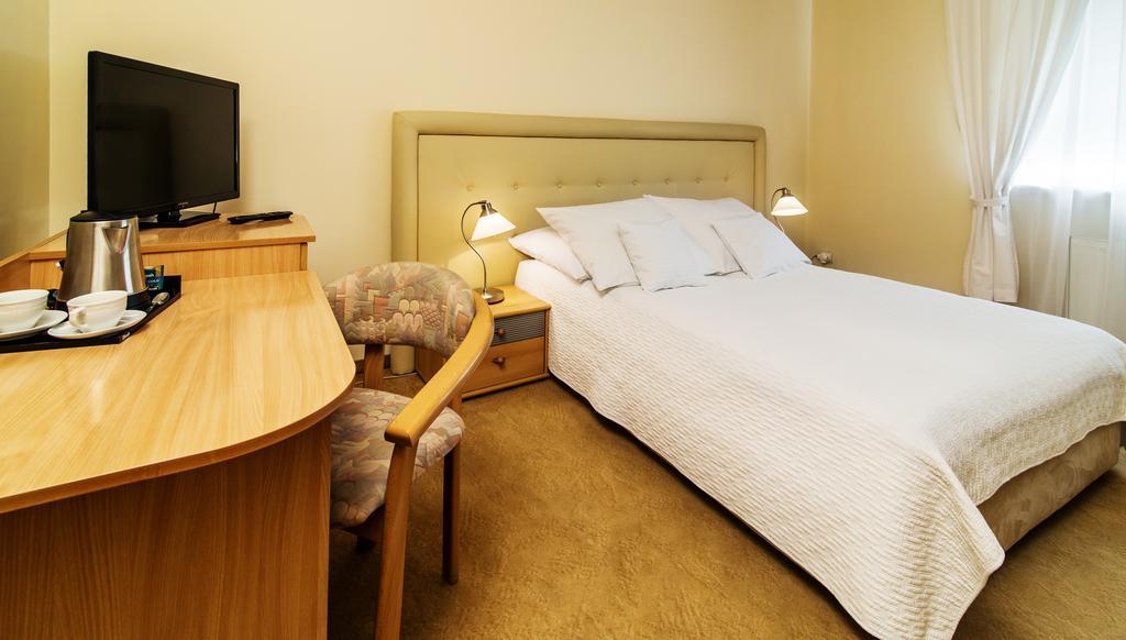 Hotel Komeda オストルフ・ビエルコポルスキ 部屋 写真