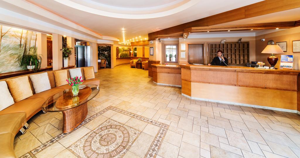 Hotel Komeda オストルフ・ビエルコポルスキ エクステリア 写真