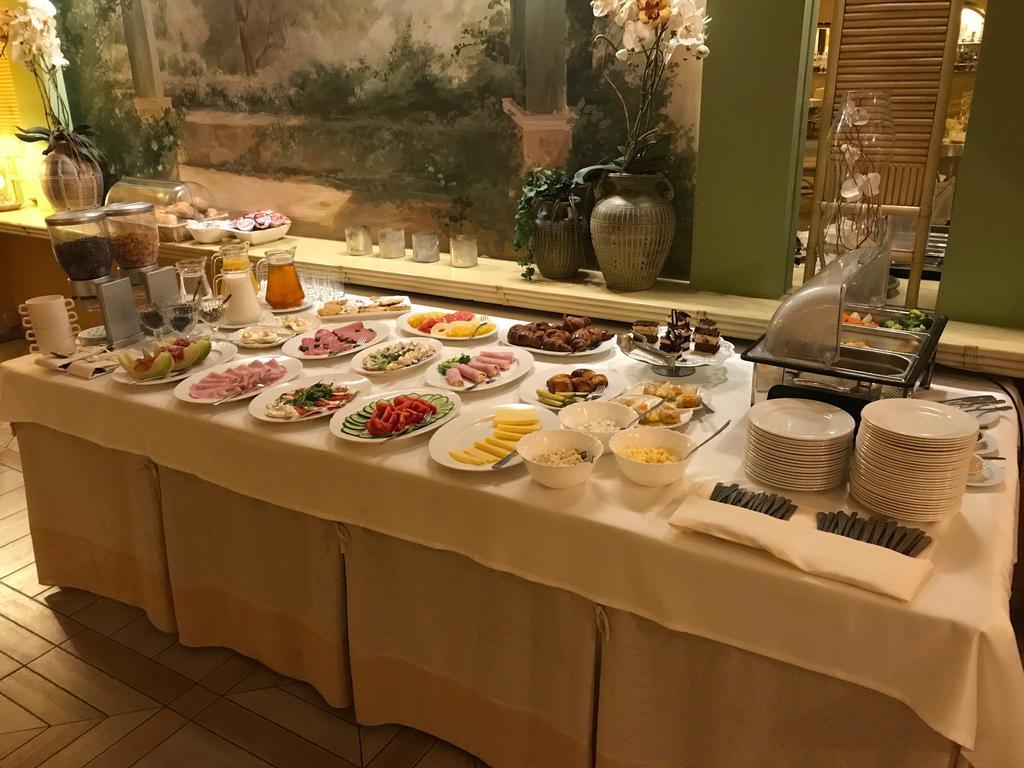 Hotel Komeda オストルフ・ビエルコポルスキ エクステリア 写真